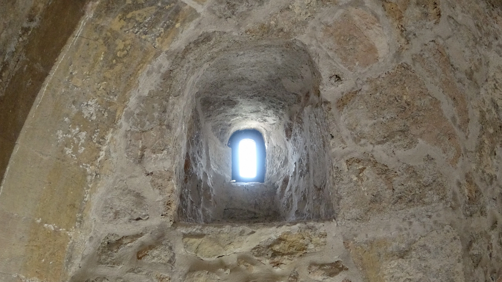 Kütüphane haline getirilmişti! Şimdi ise zamana direniyor...