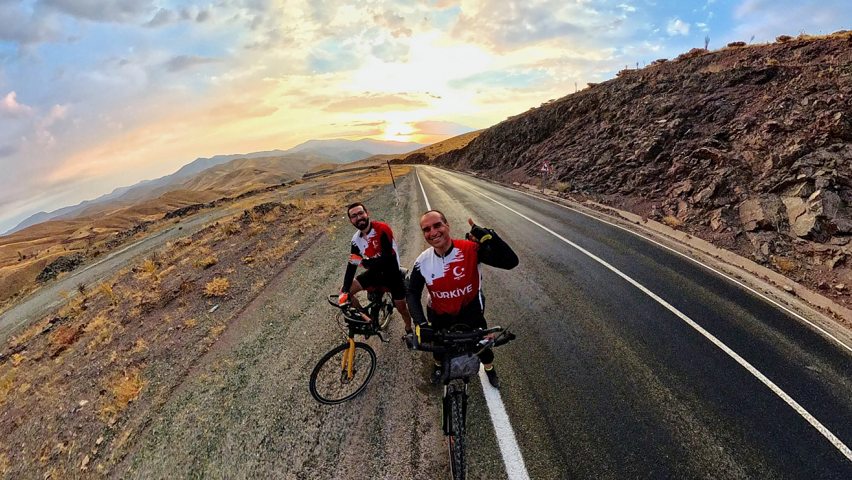 İki Öğretmen 5 Günde 450 Kilometre Yol Yaparak..! Malatya'dan Geçerek, Nemrut ve Göbeklitepe'ye Ulaştılar...