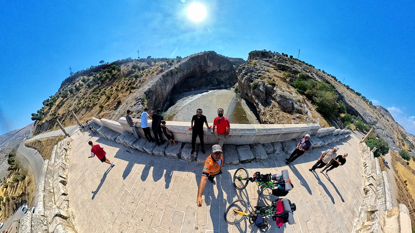 İki Öğretmen 5 Günde 450 Kilometre Yol Yaparak..! Malatya'dan Geçerek, Nemrut ve Göbeklitepe'ye Ulaştılar...