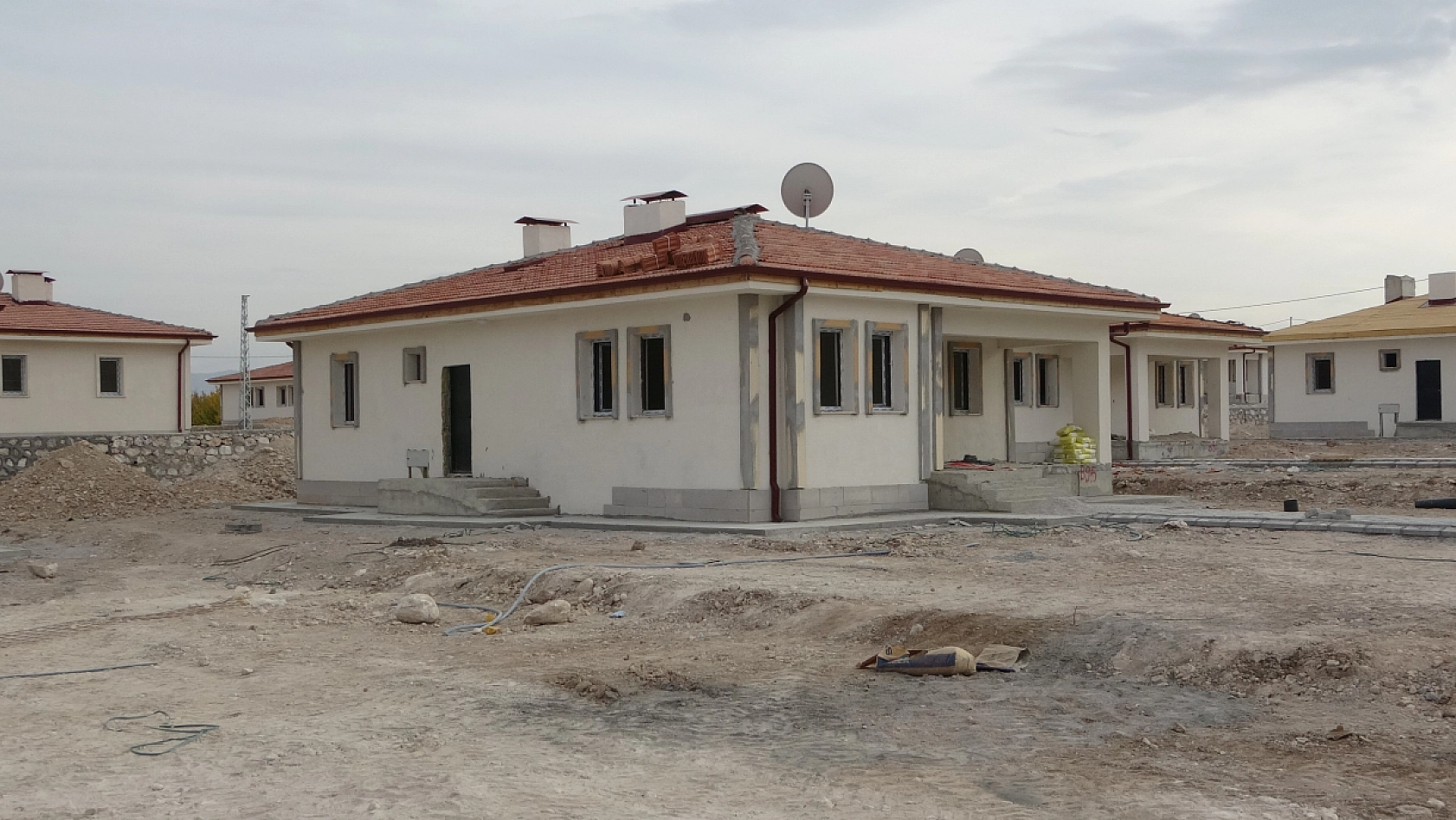 Malatya'da 171 köy evinin 98'i hak sahiplerine teslim edildi