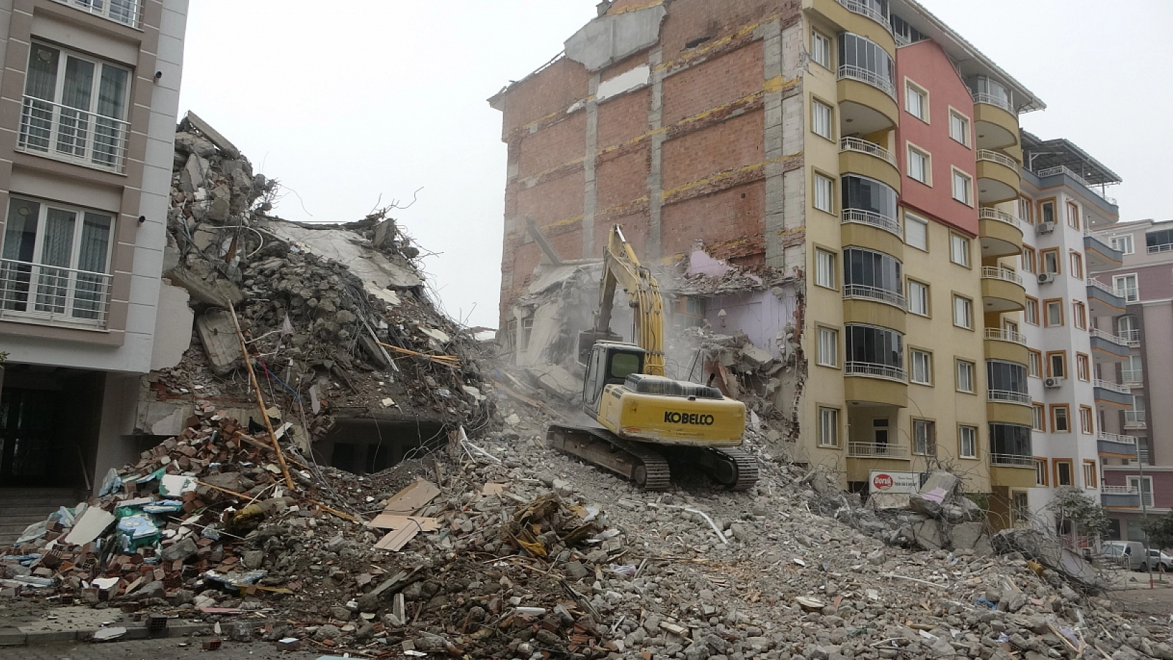 Malatya'da kamyonlarla taşınıyor! Esnaf üzülüyor...