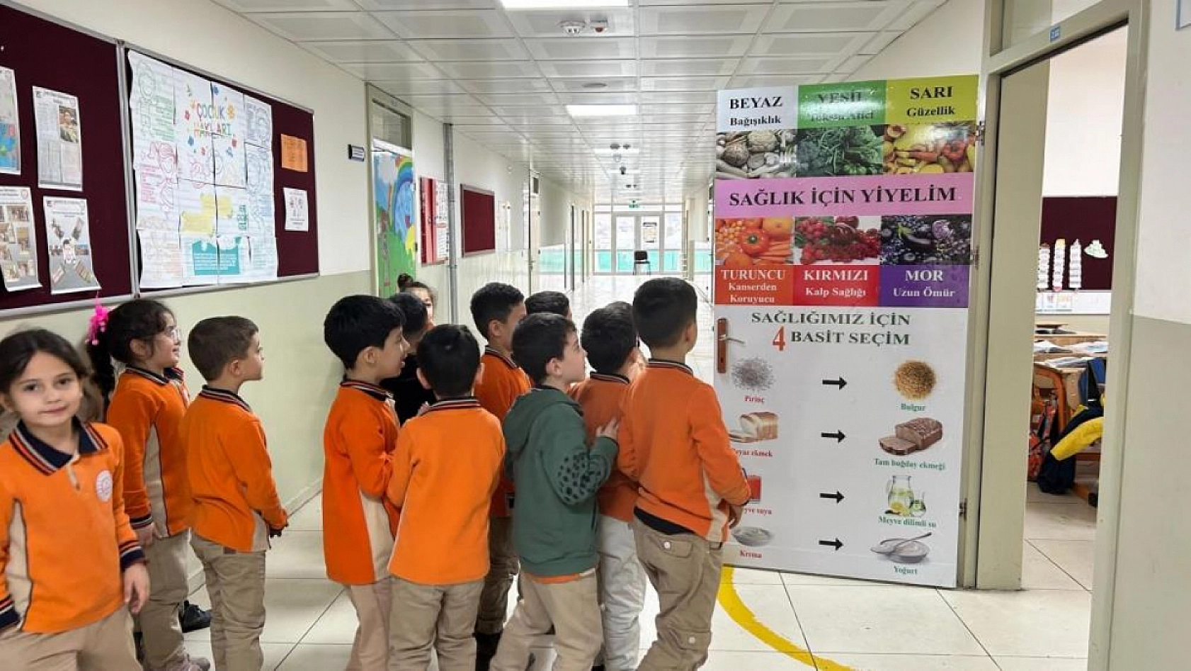 Tarihi Figürlerle Süslenen 93 Kapı Öğrencilere Tarih ve Bilim Dersi Veriyor!