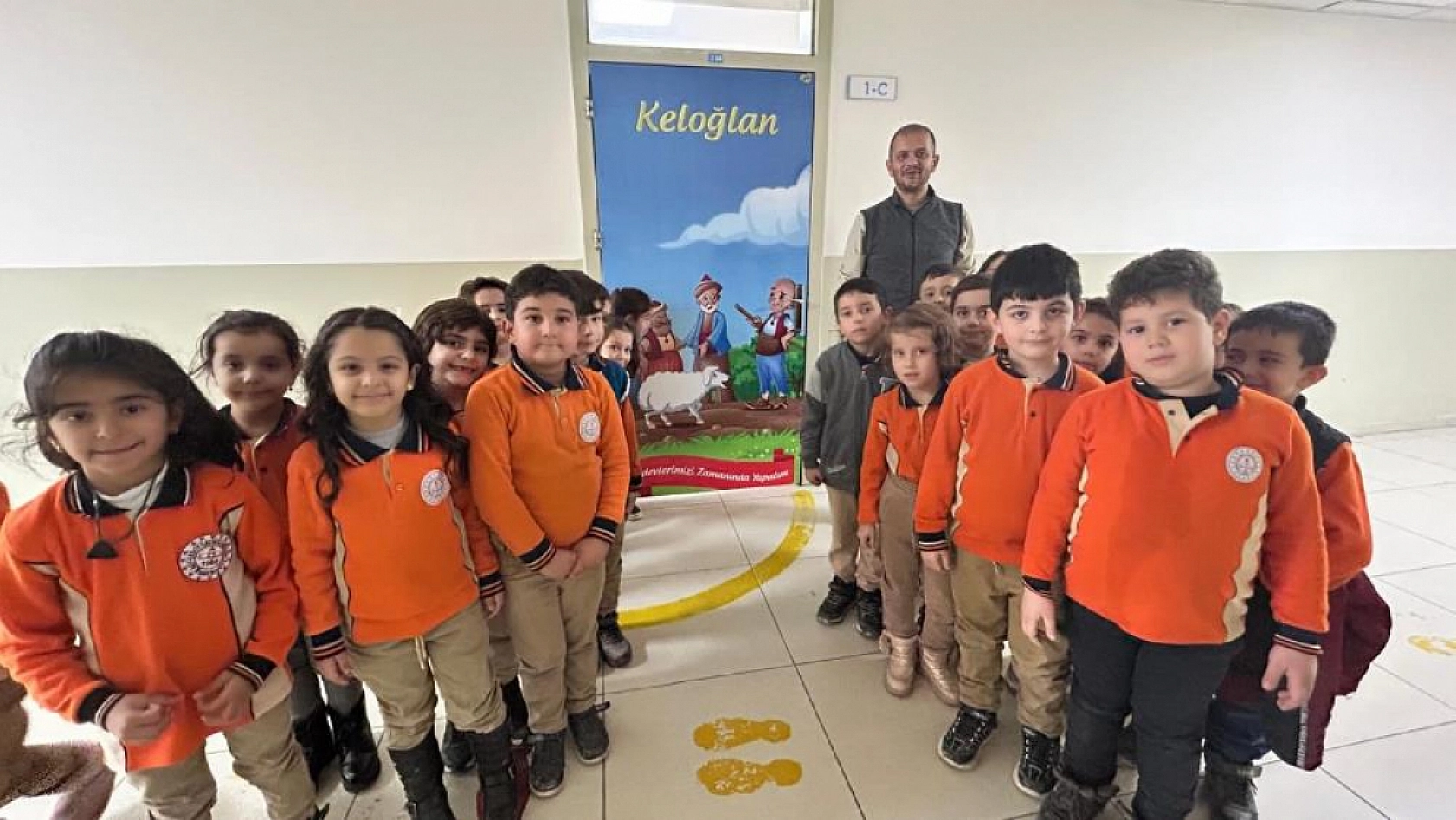 Tarihi Figürlerle Süslenen 93 Kapı Öğrencilere Tarih ve Bilim Dersi Veriyor!