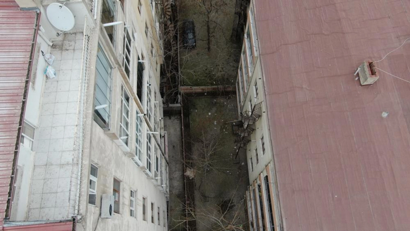 Elazığ'da Görenleri Hayrete Düşürdü! Ne Girişi Var Ne Çıkışı!