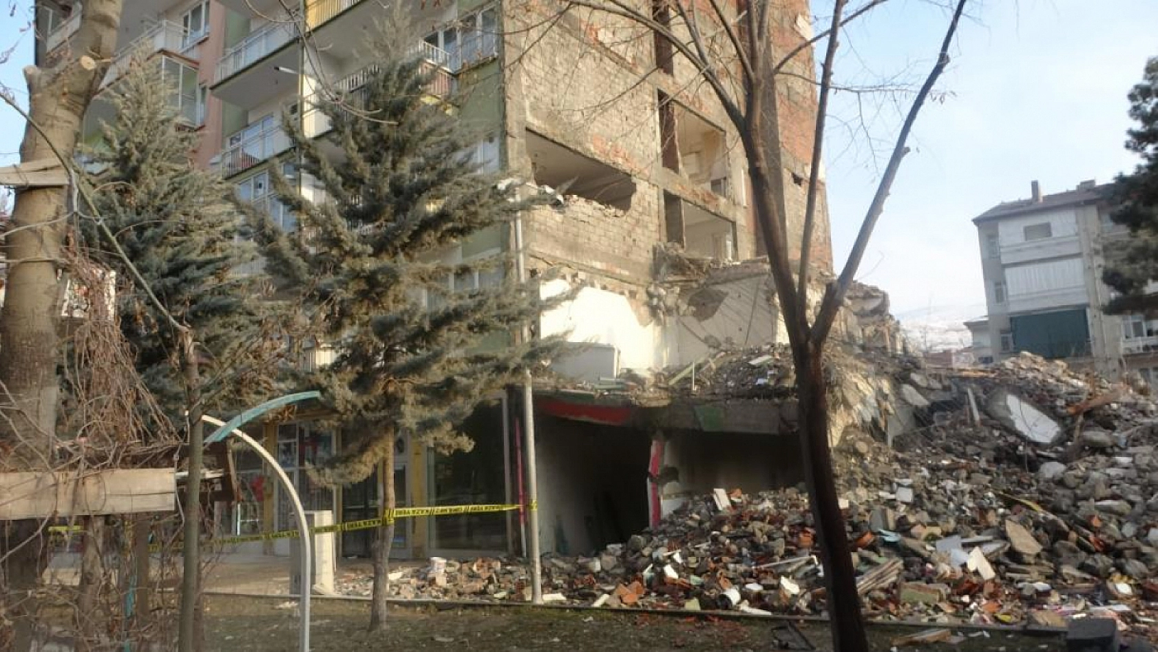 Yıkım Sırasında Facianın Eşiğinden Dönüldü: 6 Katlı Bina Tahliye Edildi