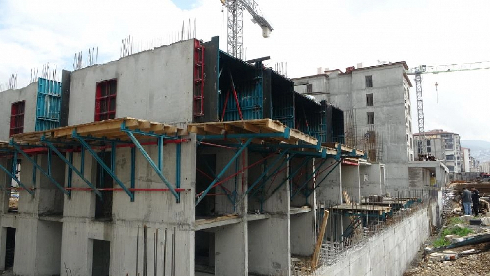 Malatya'da kalıp sökerken inşaattan düşen işçi yaralandı!