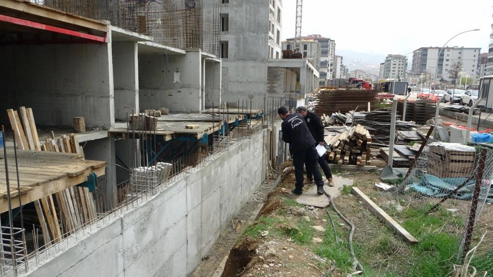 Malatya'da kalıp sökerken inşaattan düşen işçi yaralandı!