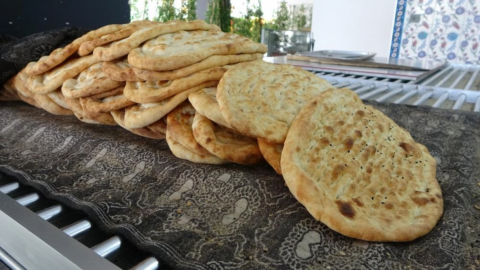 Malatya'da 340 dereceye direnen fırıncılar! Ekmek sıcak, emek daha sıcak