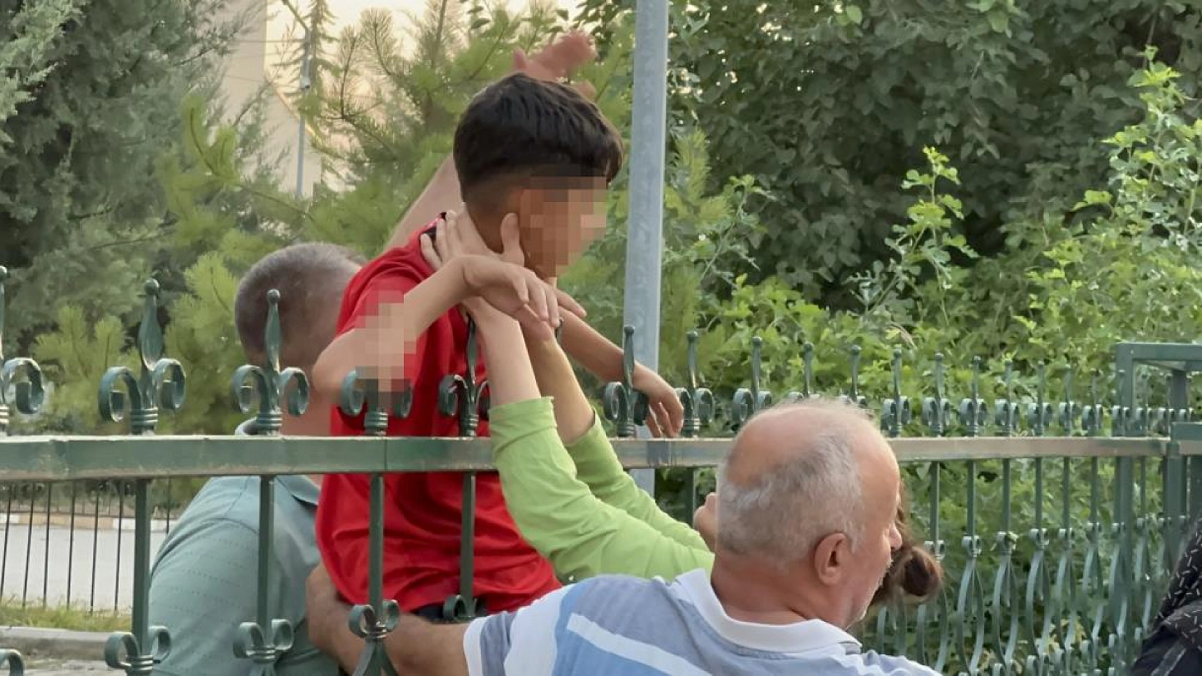 Kapalı okul bahçesi faciası Demir parmaklık az daha canından ediyordu