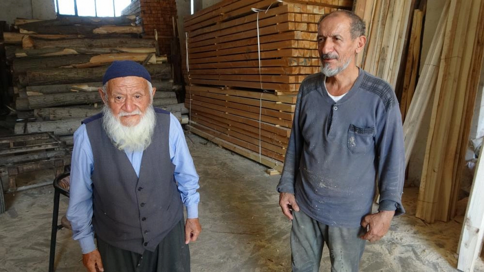 93 yaşında hala atölyede: Fahri Usta ahşaba hayat vermeye devam ediyor