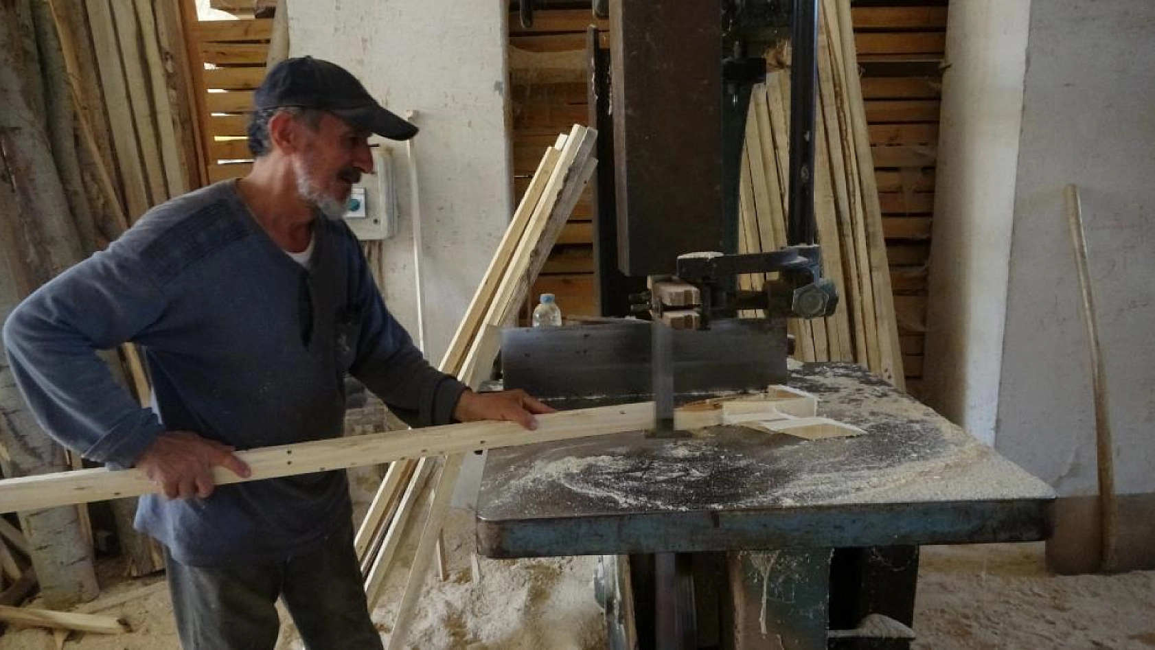 93 yaşında hala atölyede: Fahri Usta ahşaba hayat vermeye devam ediyor