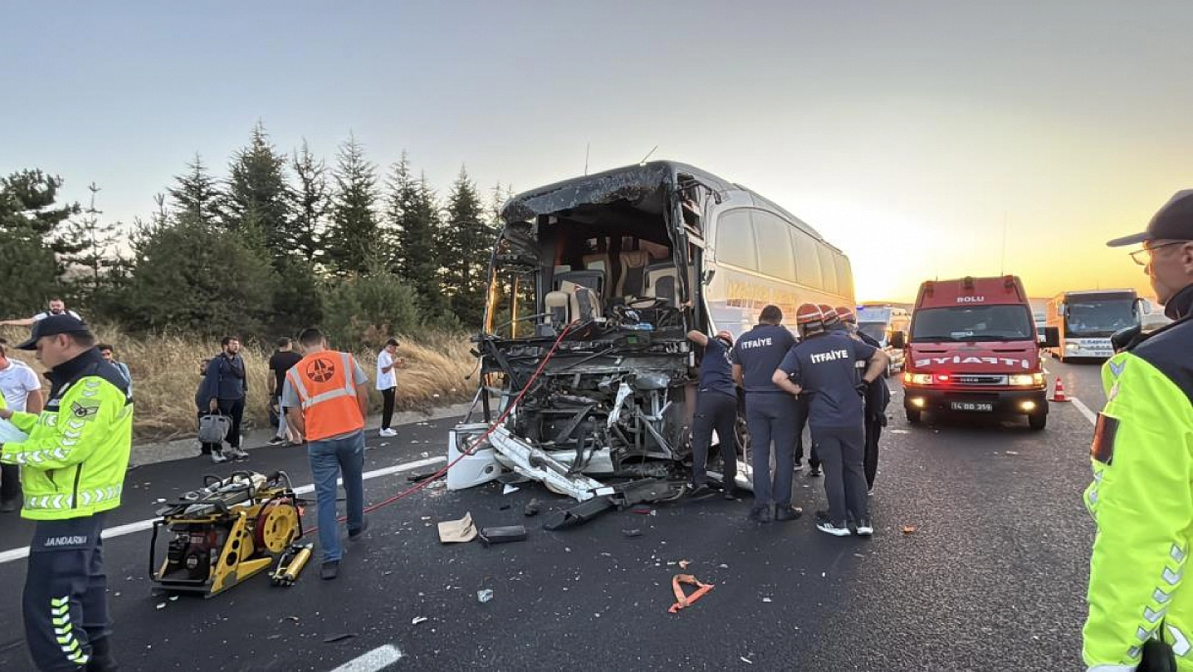Malatya Otobüsü Bolu'da kamyona çarptı: 1 Ölü 10 Yaralı