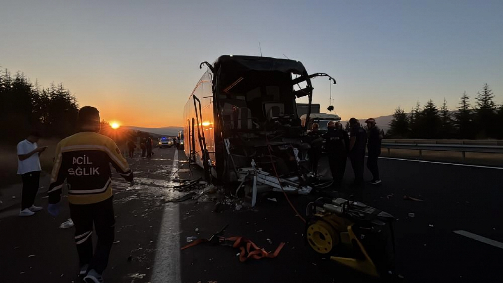 Malatya Otobüsü Bolu'da kamyona çarptı: 1 Ölü 10 Yaralı
