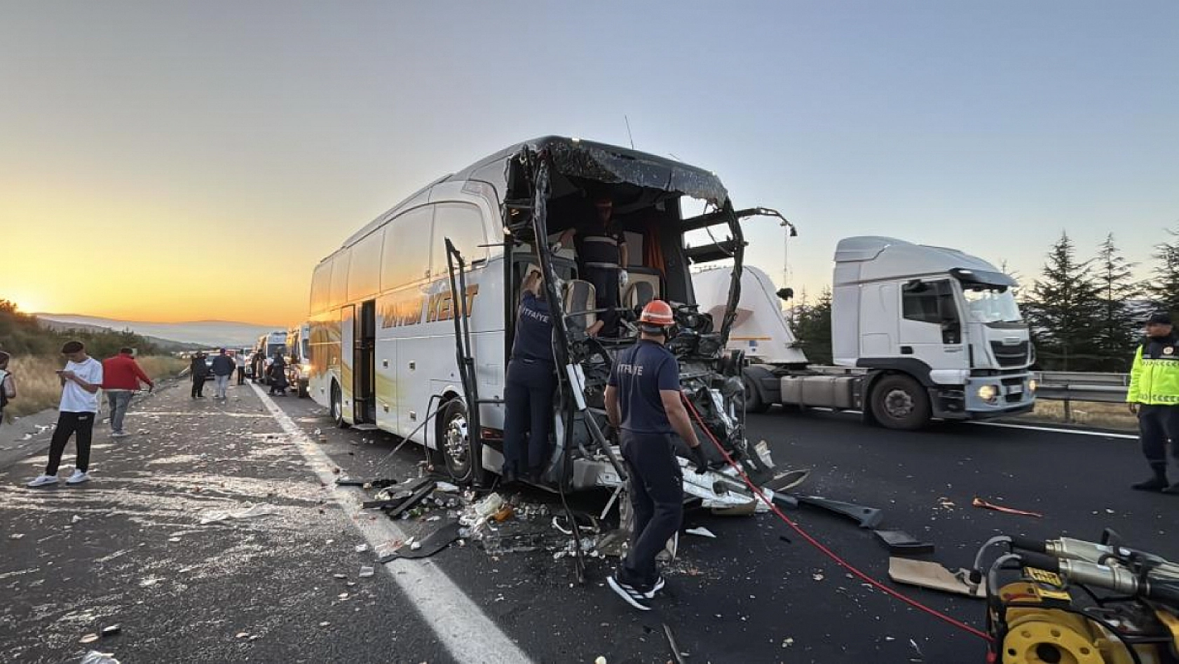 Malatya Otobüsü Bolu'da kamyona çarptı: 1 Ölü 10 Yaralı