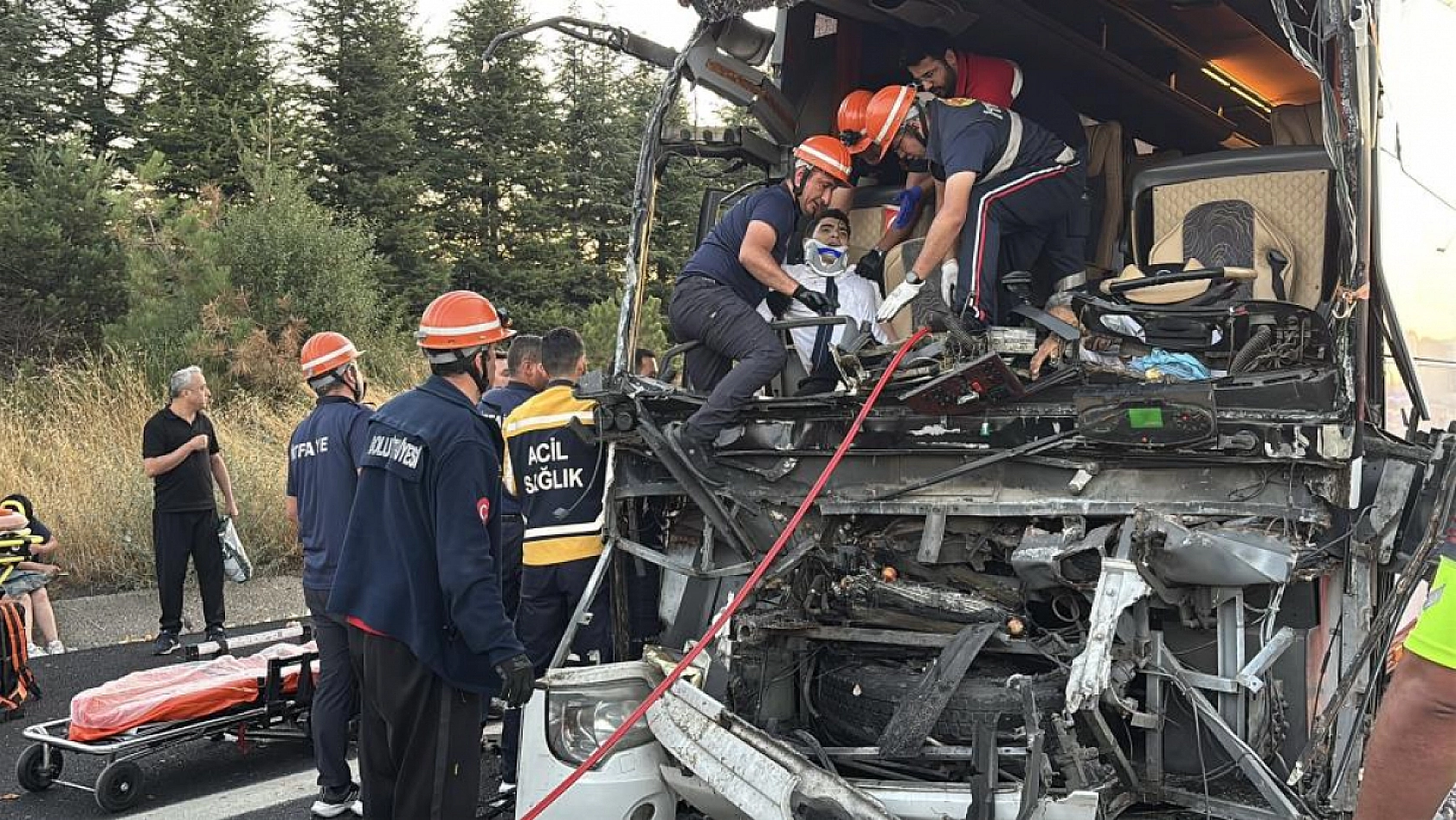 Malatya Otobüsü Bolu'da kamyona çarptı: 1 Ölü 10 Yaralı