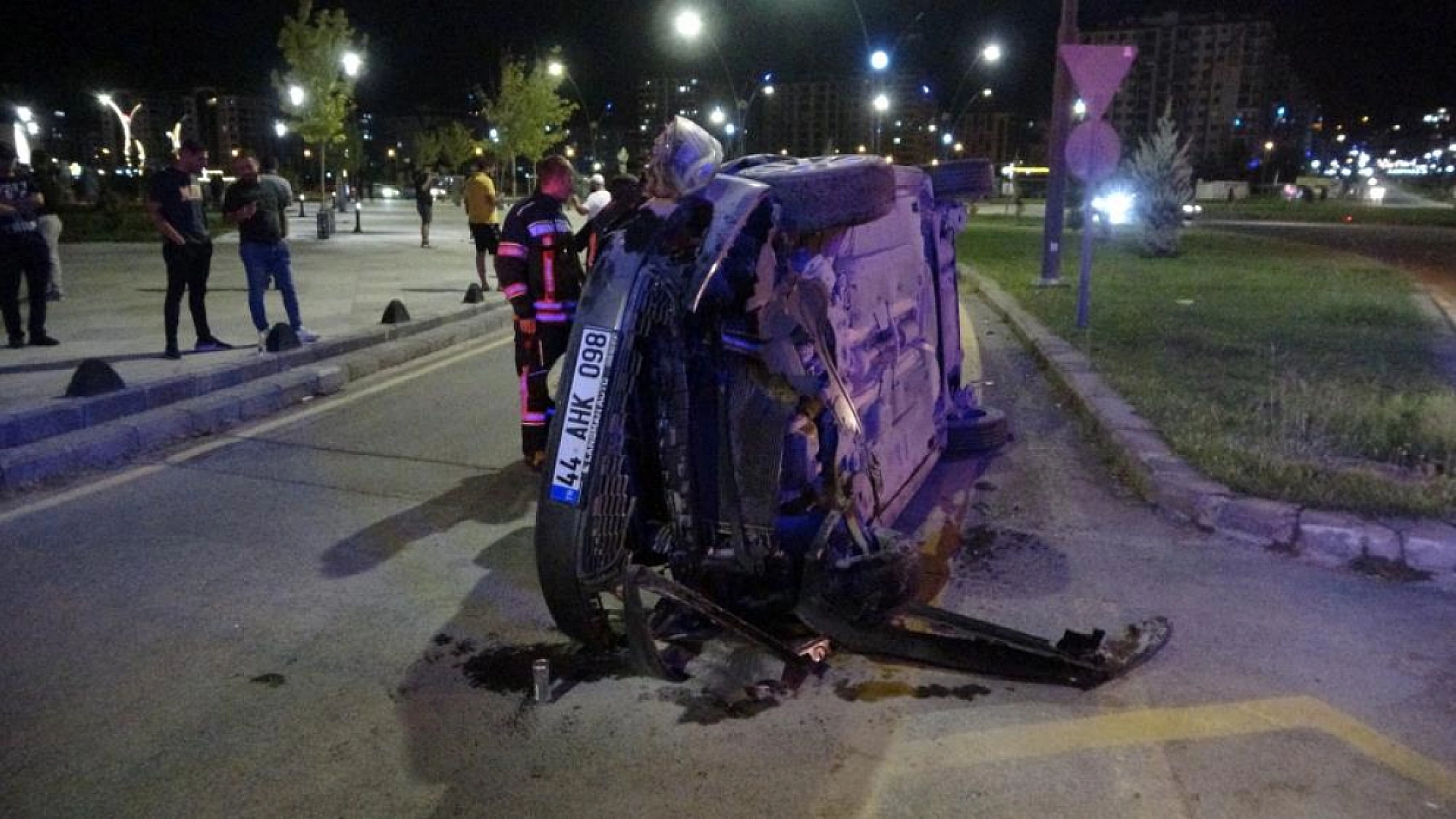 Malatya'da feci kaza|Genç sürücü ölümden döndü: Araç yan yattı!