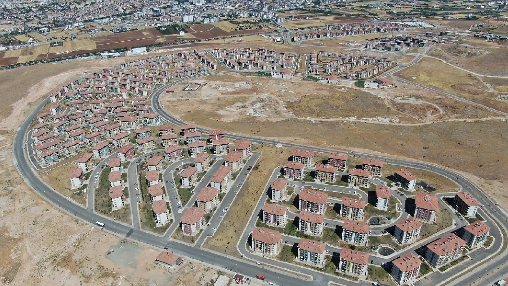 2 deprem yaşadı: Şehir adeta baştan kuruldu