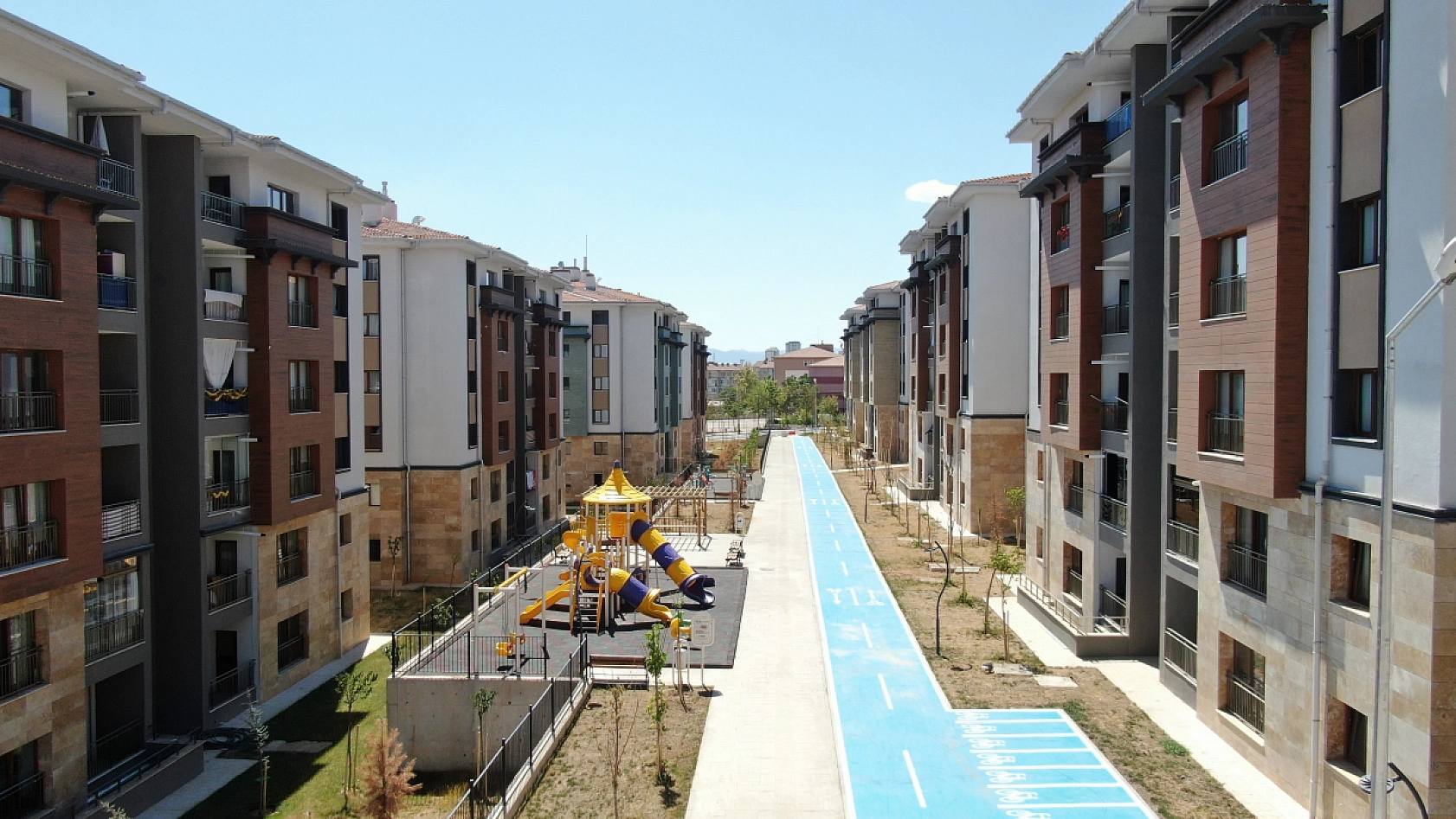 2 deprem yaşadı: Şehir adeta baştan kuruldu