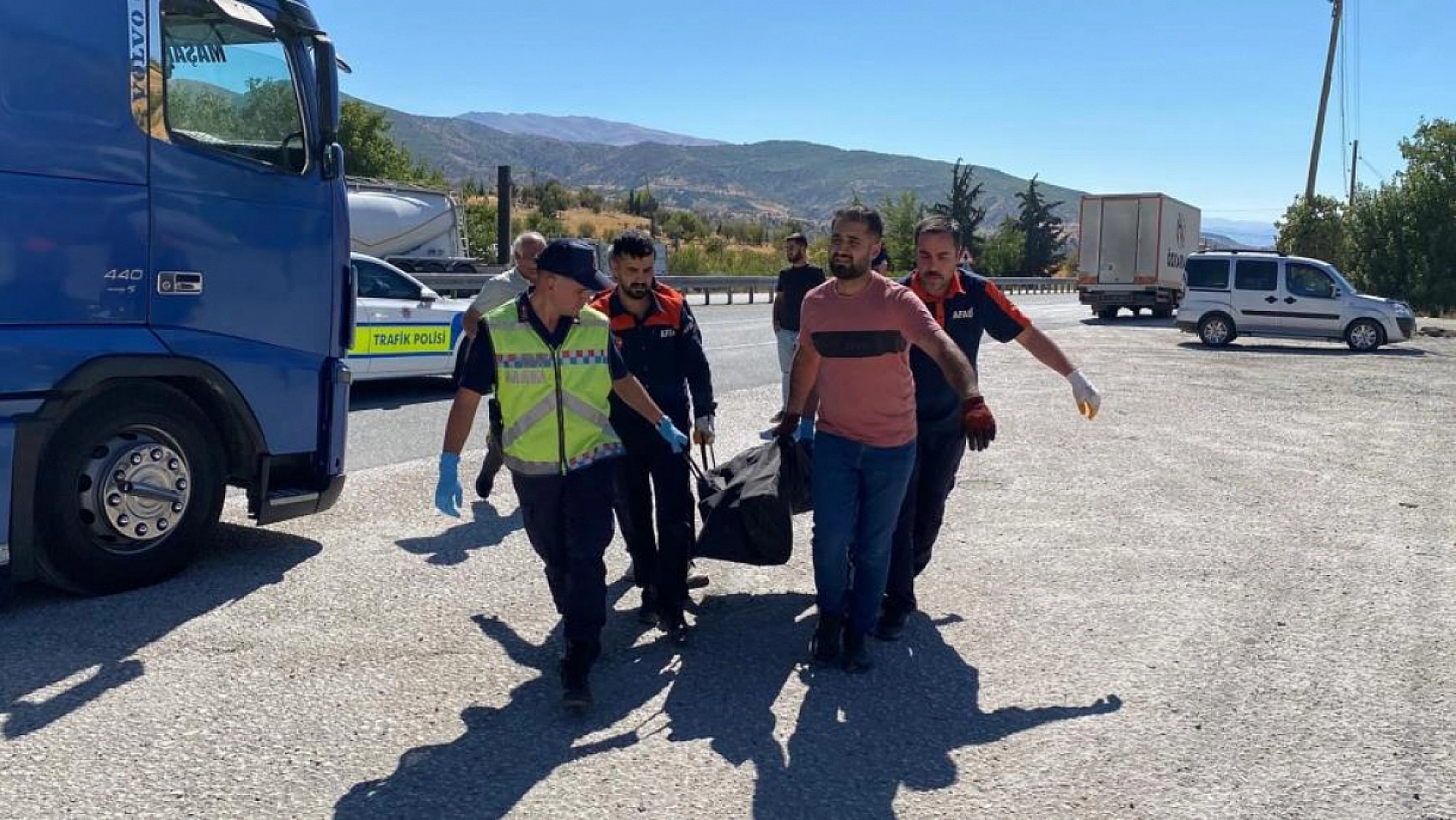 Malatya- Elazığ karayolunda trafik kazası! Araç tırın altına girdi: Sürücü hayatını kaybetti...