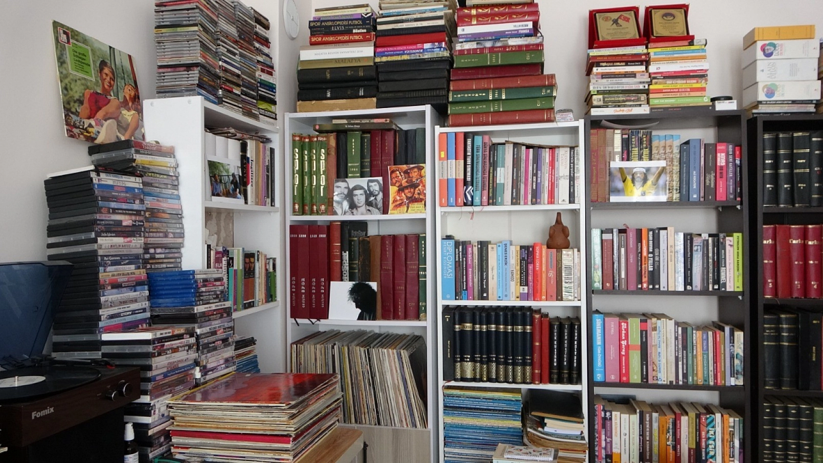 'Asrın Felaketi'nden sadece kitaplarını ve plaklarını kurtarabildi