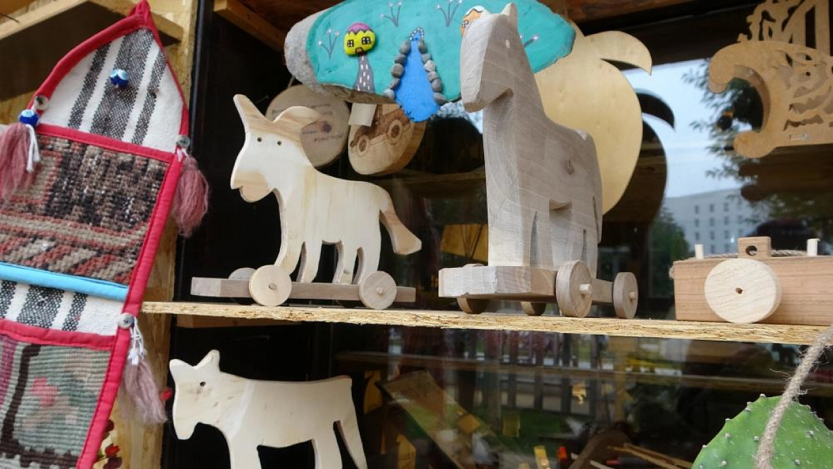 50 yıllık sanat, kurumuş ağaçlarda hayat buluyor