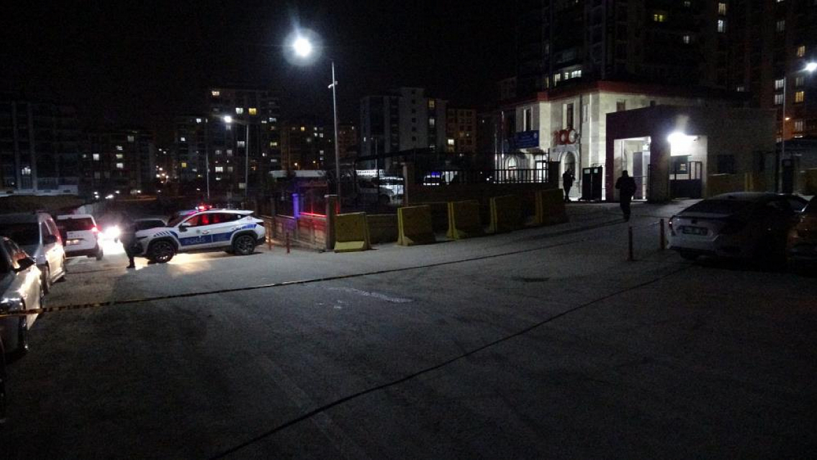 Malatya'da Polis Merkezi önünde bıçaklar çekildi: 3 yaralı