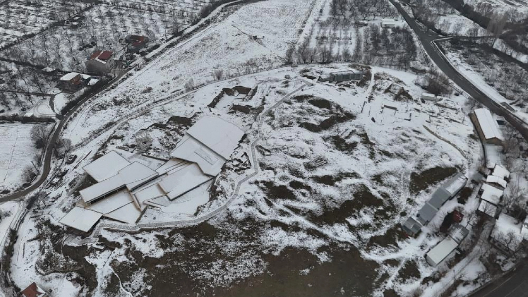 Arslantepe Höyüğü beyaza büründü