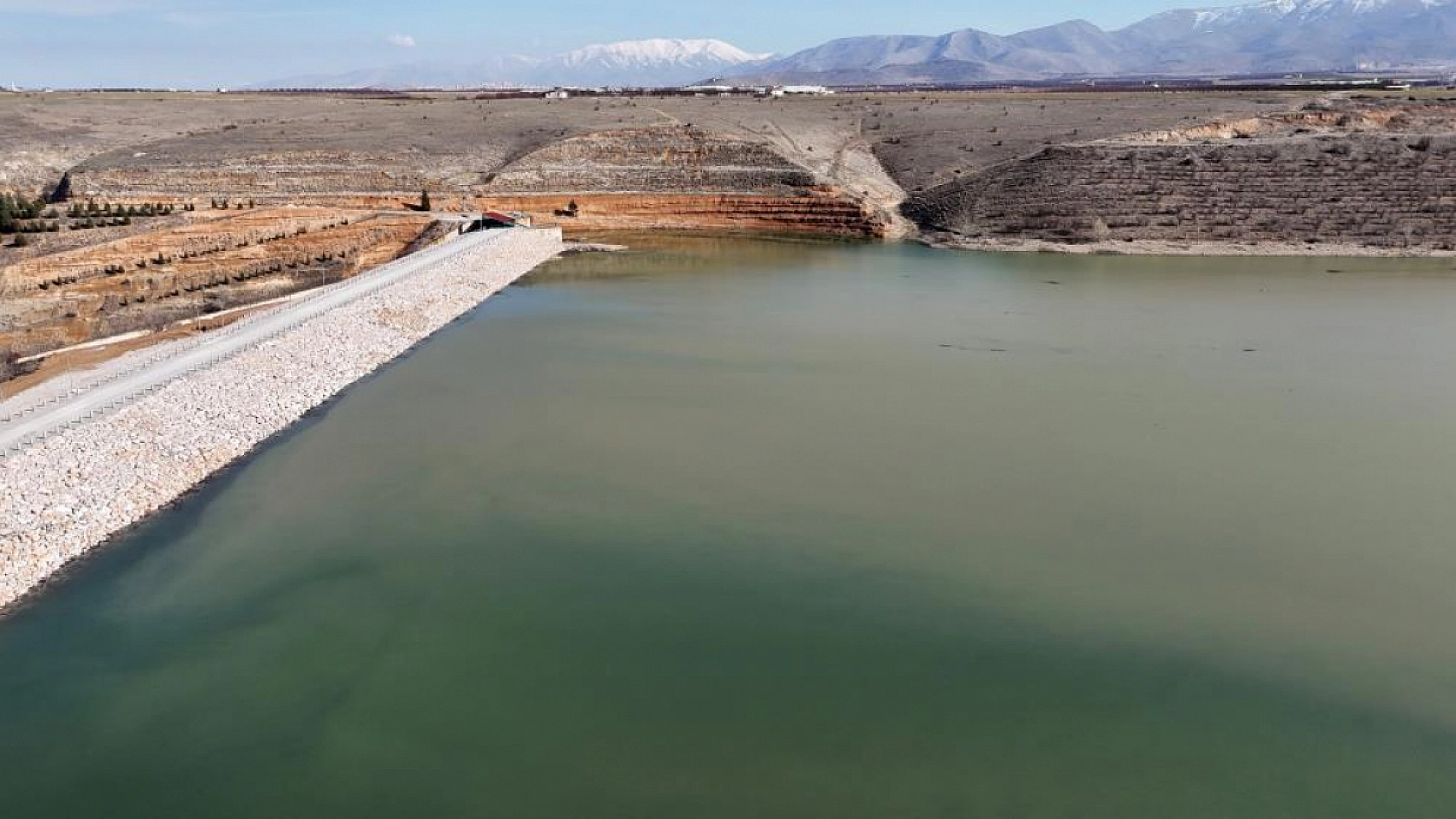 Malatya'da toprak suya doydu, barajlar coştu, kapaklar açıldı!
