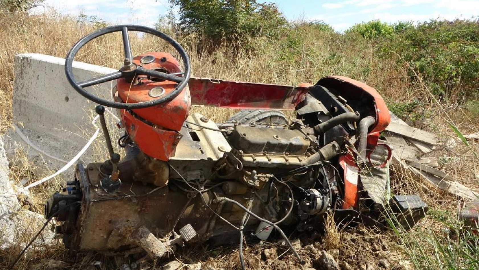Malatya'da yük treninin çarptığı traktör ikiye ayrıldı!