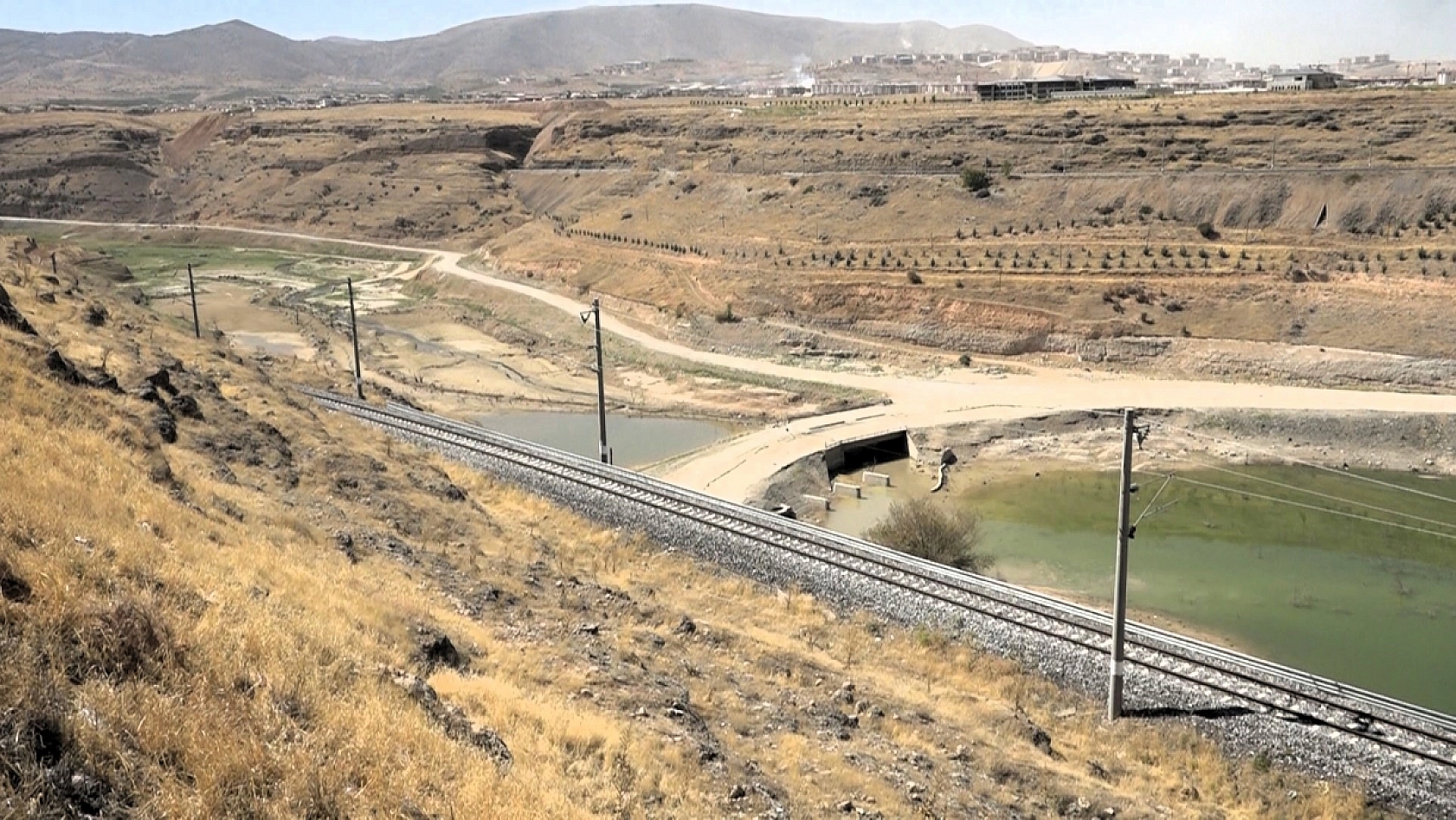 Kuraklık Beylerderesi Barajını Kuruttu, Tarihi Köprü Ortaya Çıktı: Çiftçiler Mağdur!