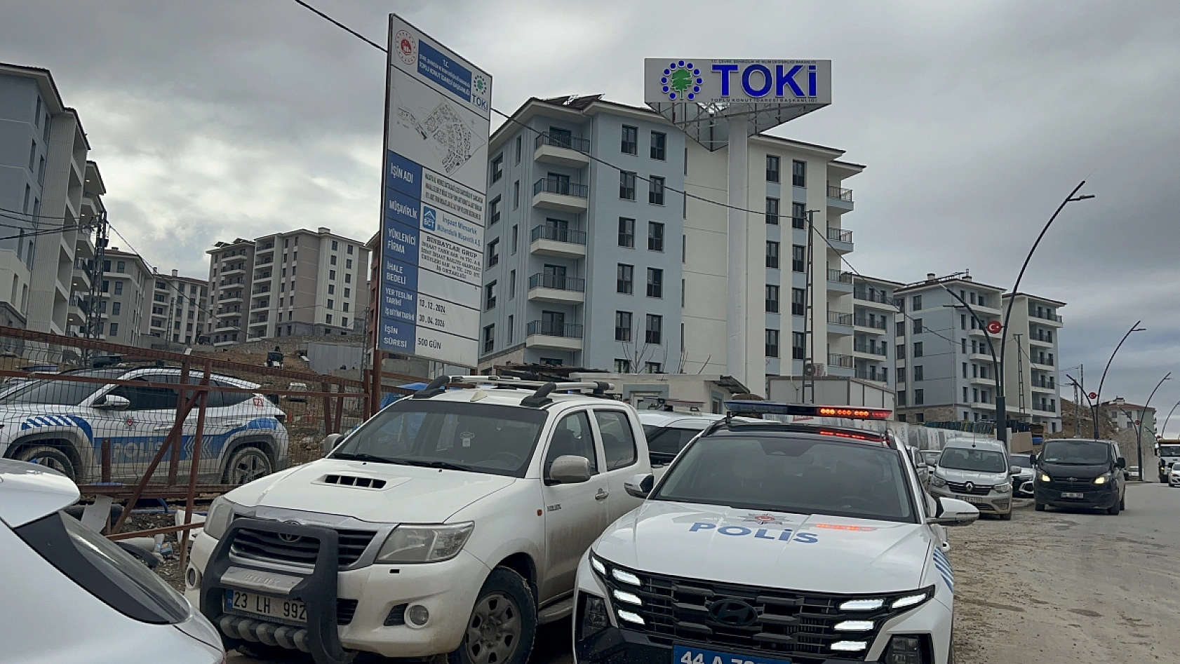 Malatya'da Maaş Krizi: TOKİ Şantiyesinde İşçiler Çatıya Çıktı…