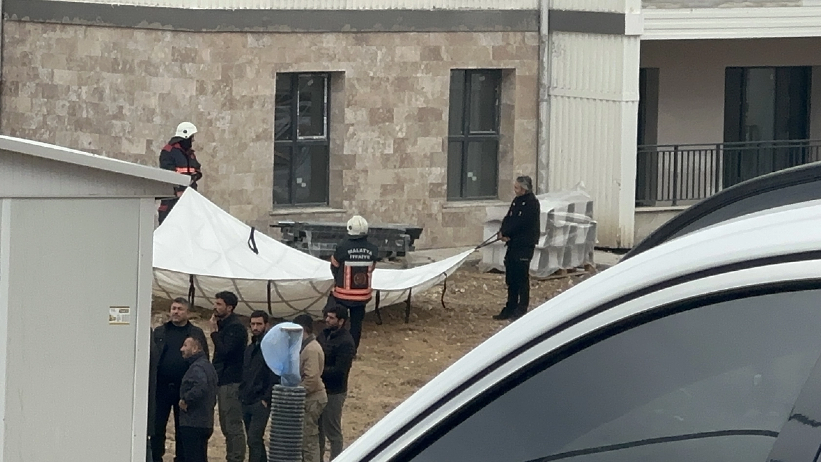 Malatya'da Maaş Krizi: TOKİ Şantiyesinde İşçiler Çatıya Çıktı…