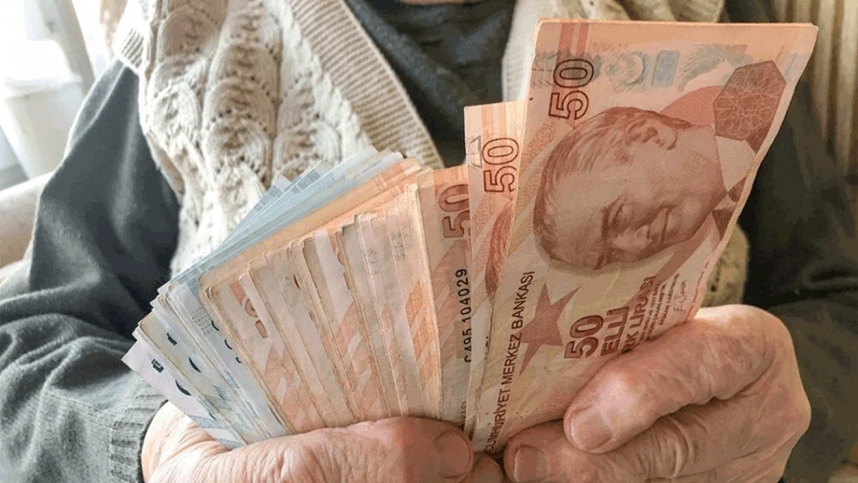 Ekonomik krizin faturası emekliye kesildi: En düşük emekli maaşı asgari ücrete eşitlensin!