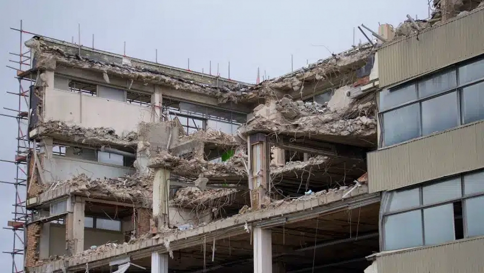 Yetki Verildi: TOKİ İzinsiz Yapıları Yıkacak!