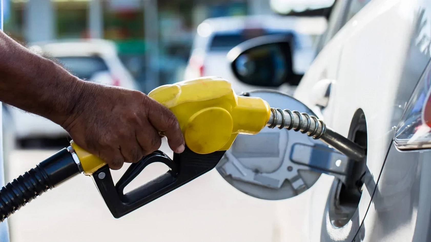 İndirimden sonra çifte zam: Benzin fiyatları yeniden yükseldi