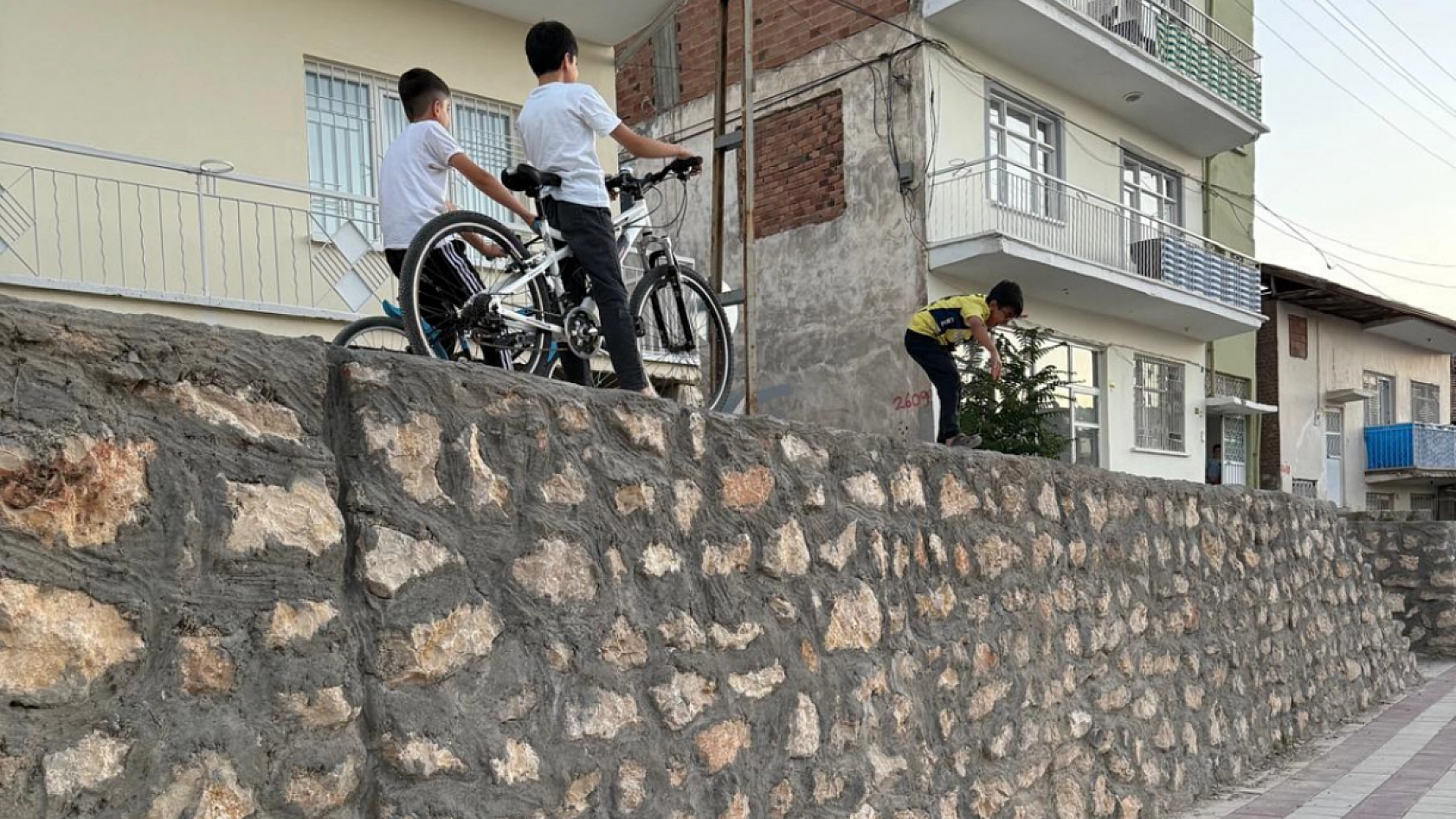 Malatya'da 'ölüm duvarı': Belediye 100 metre kala durdu|Mahalleli isyan ediyor…Birinin düşmesi mi gerekiyor!?