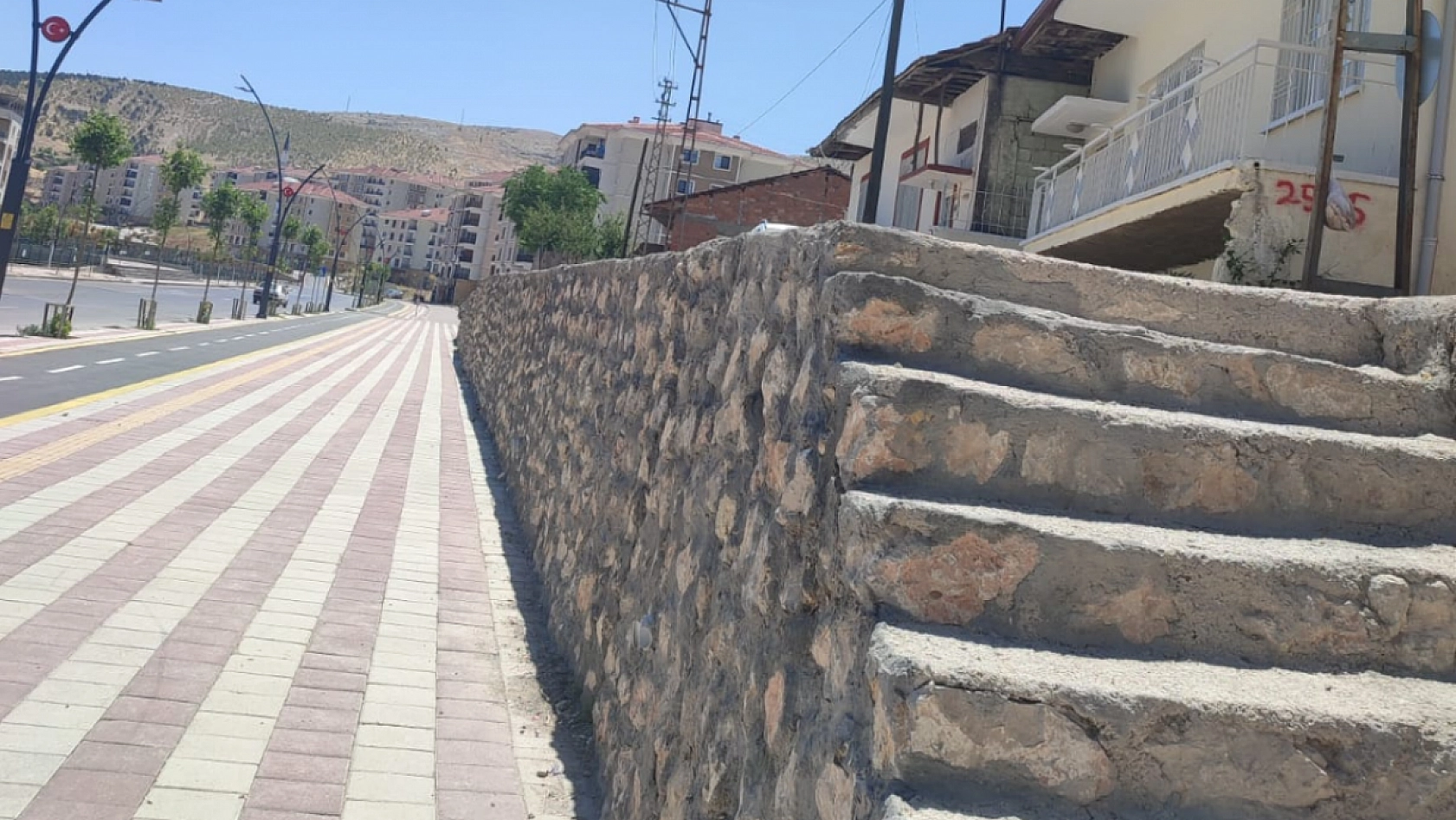 Malatya'da 'ölüm duvarı': Belediye 100 metre kala durdu|Mahalleli isyan ediyor…Birinin düşmesi mi gerekiyor!?