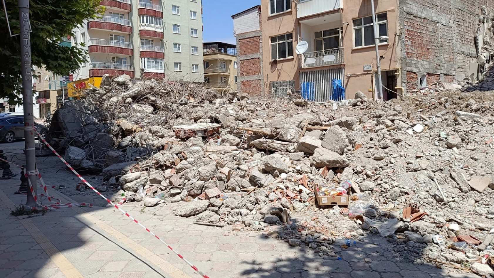 Malatya'da kurallar tanınmıyor! Yolu moloz yığınına döndürdüler….