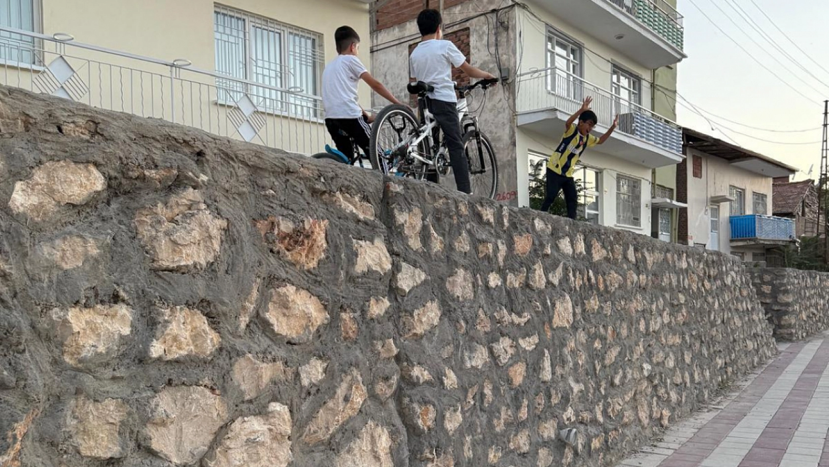 Malatya'da 'ölüm duvarı': Belediye 100 metre kala durdu|Mahalleli isyan ediyor…Birinin düşmesi mi gerekiyor!?