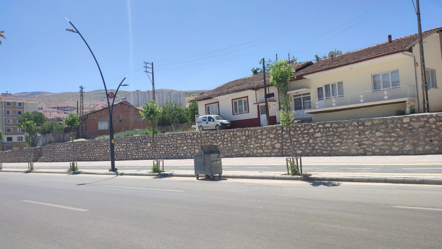 Malatya'da 'ölüm duvarı': Belediye 100 metre kala durdu|Mahalleli isyan ediyor…Birinin düşmesi mi gerekiyor!?