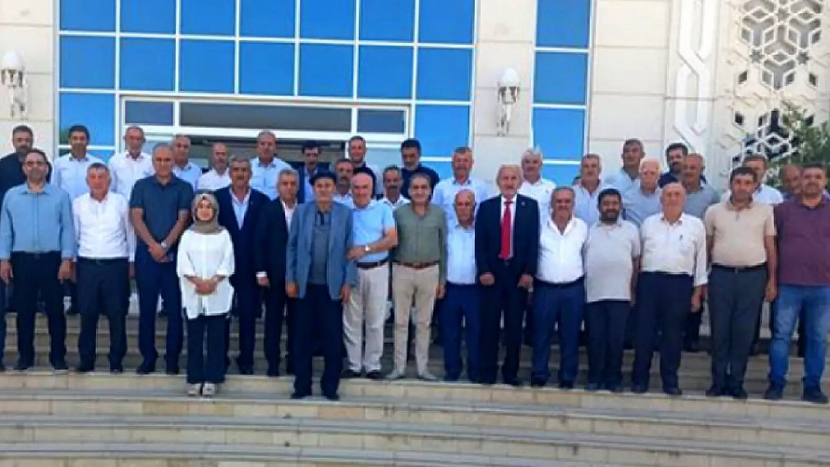 Muhtarlardan tepki: Başkan da aldığı maaşı açıklasın!