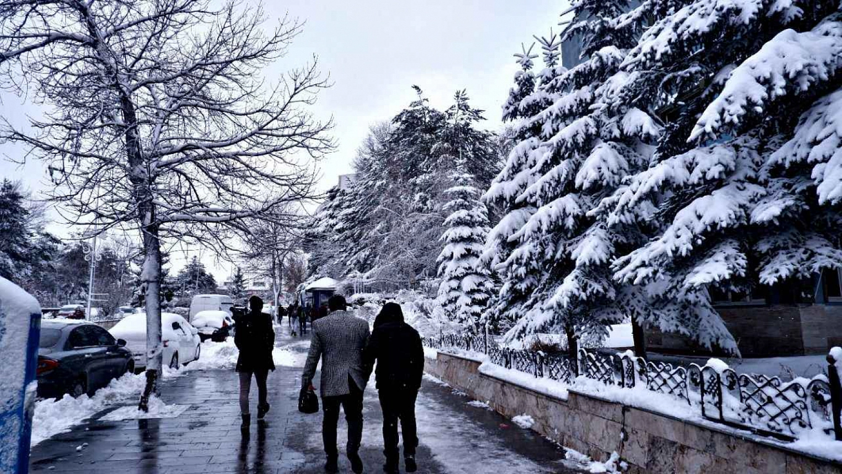 Uzmanı uyardı: Eller Cepte Yürümeyin!