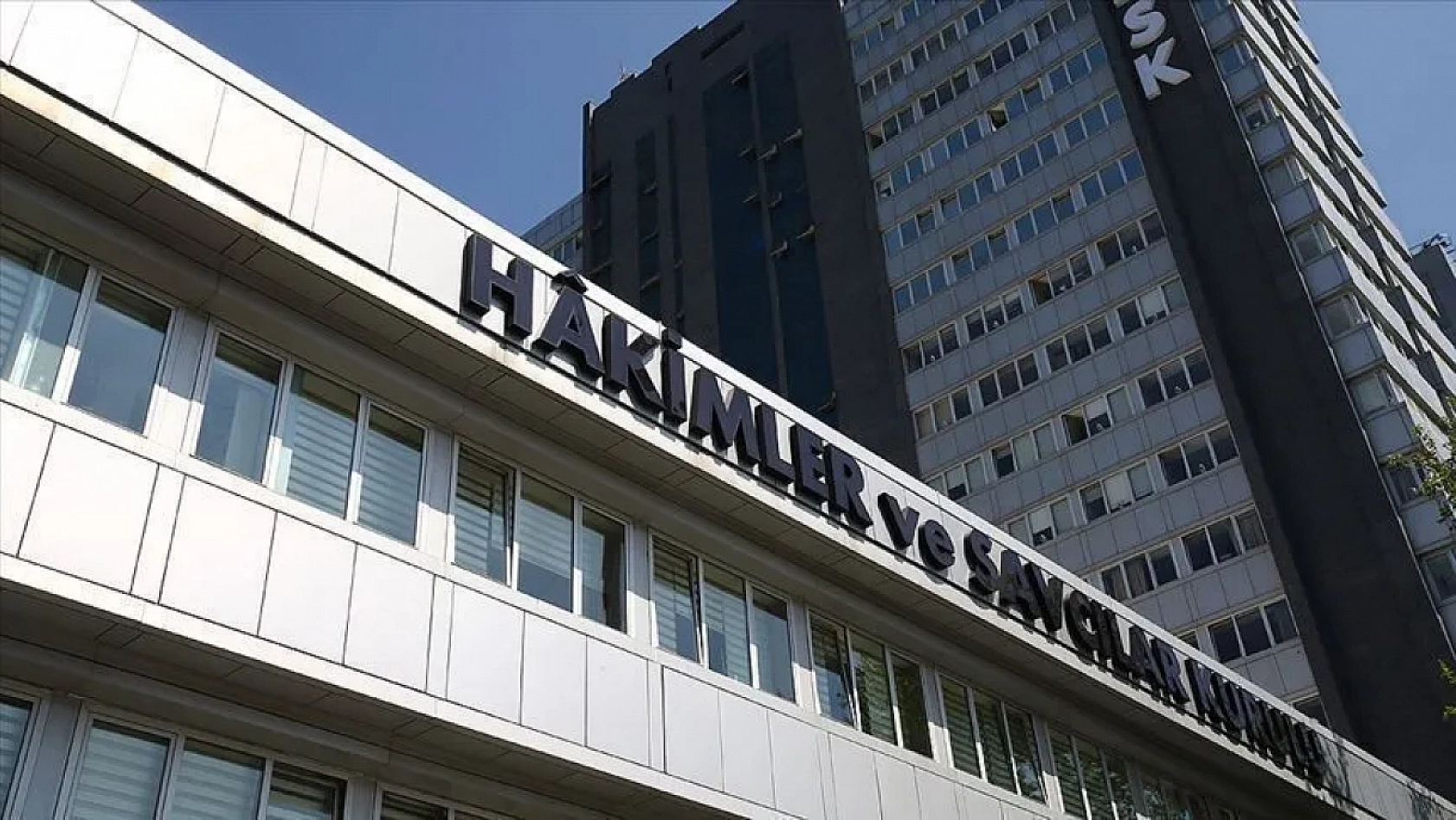 Adalet Bakanlığı duyurdu: 84 hakim ve savcı meslekten ihraç edildi!