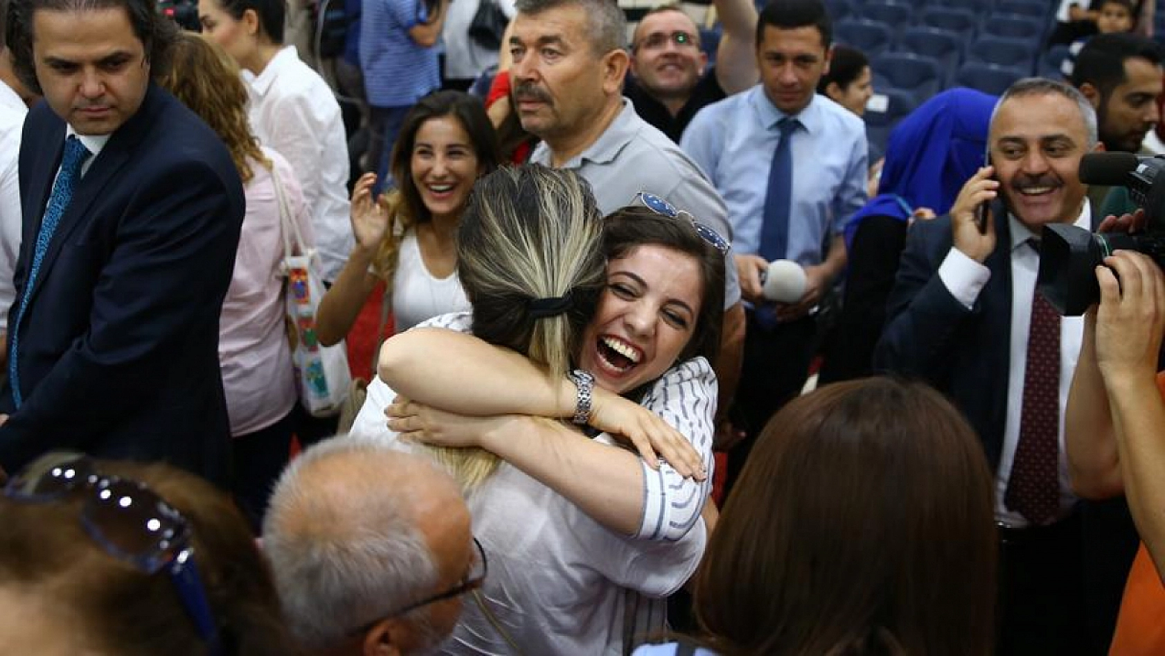 Milyonların gözü o anda: 15 bin öğretmen yarın belirleniyor