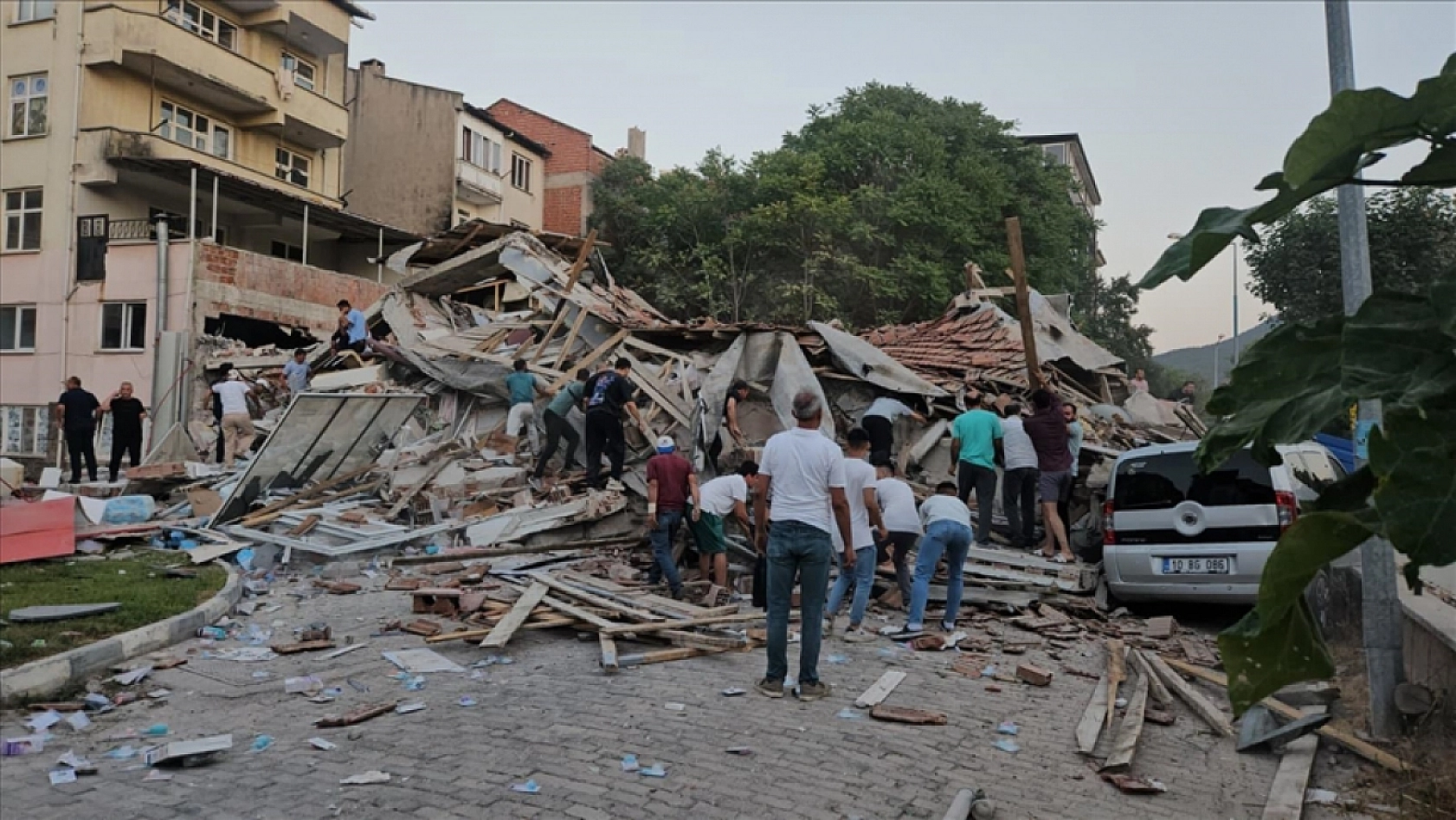 Balıkesir'de 6,1 büyüklüğünde deprem