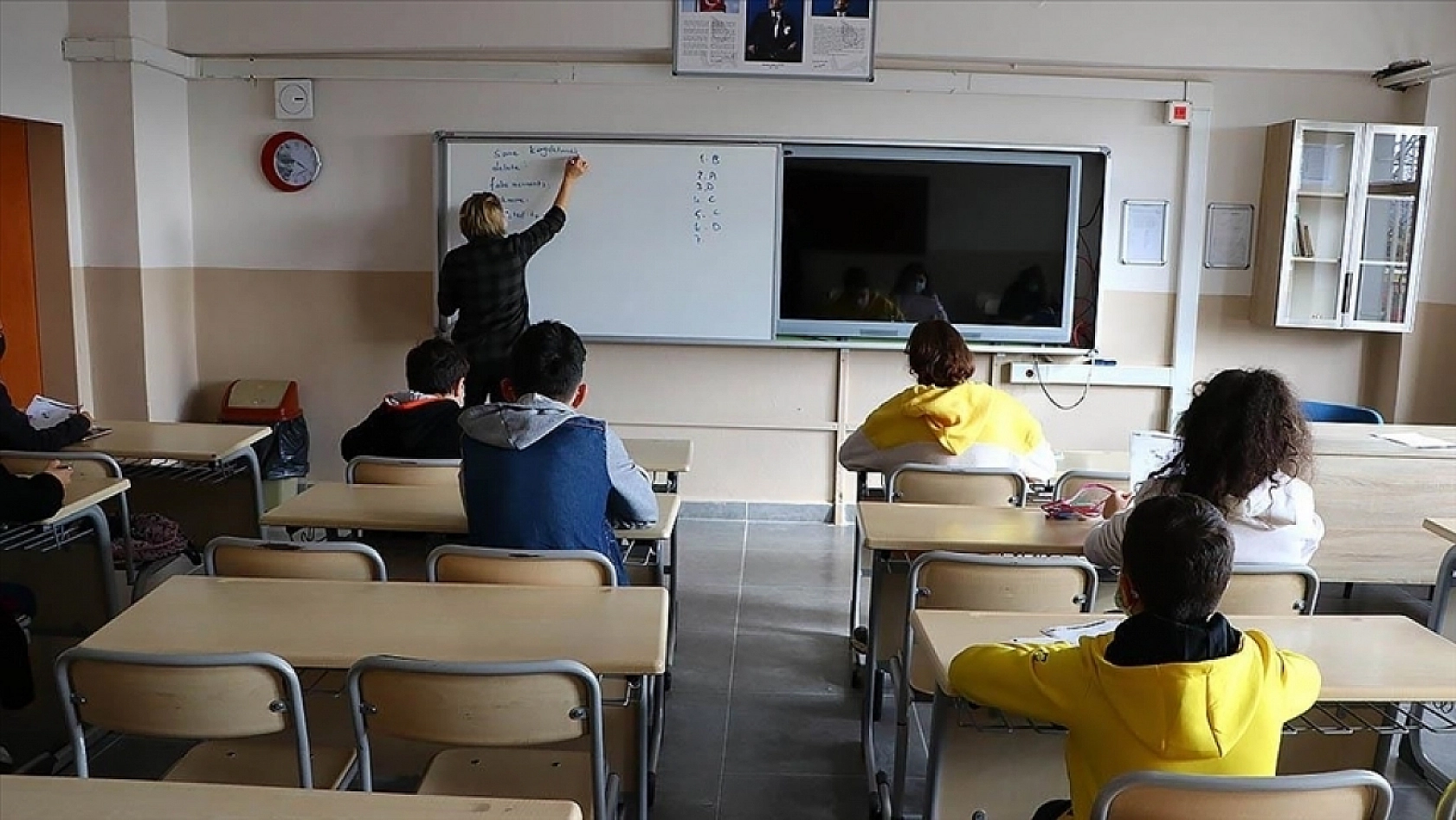 Öğretmenlerin gözü kulağı bu duyurudaydı: Başvuru takvimi açıklandı!