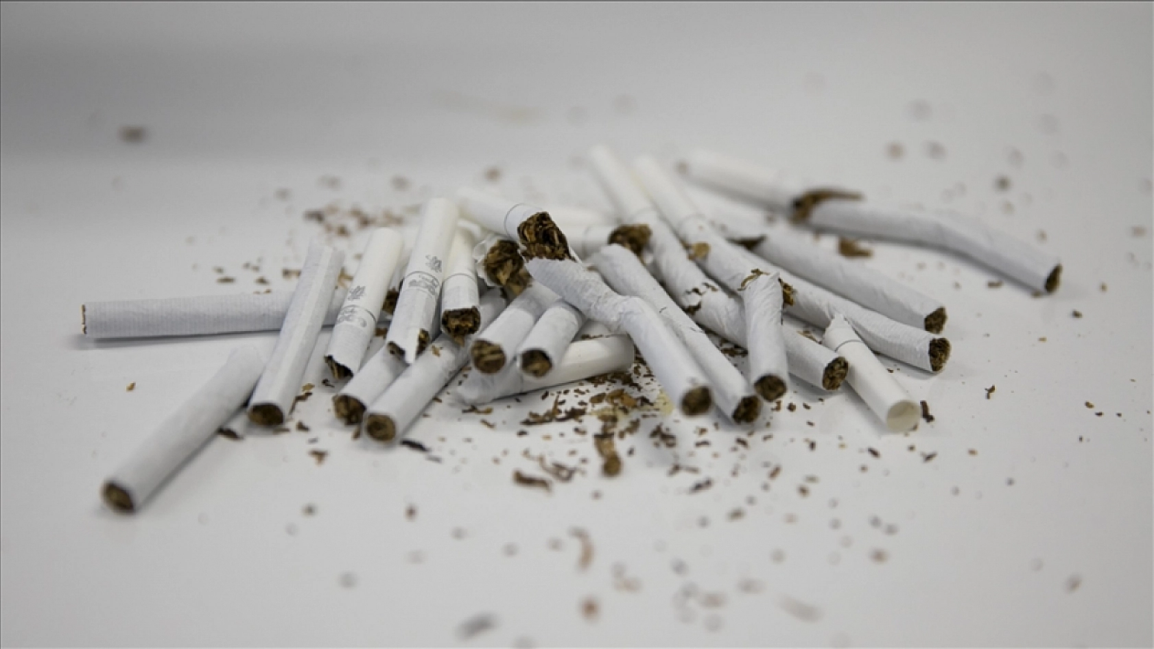 Sigara içenler dikkat! 'Kırmızı hat' geliyor: O alanlarda artık içilmeyecek…