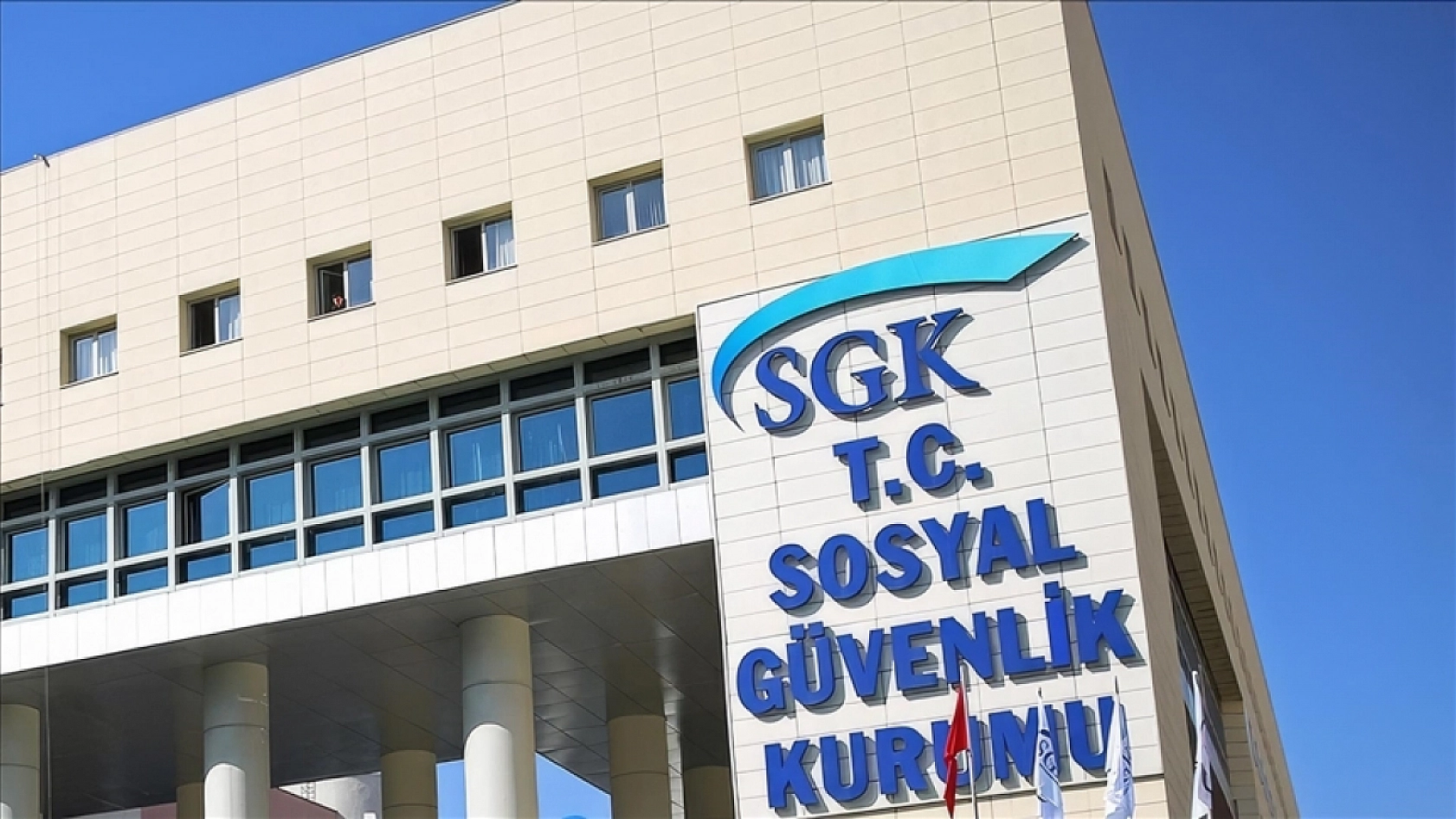 SGK'ya borcu olan dikkat! Maaşlardan kesinti resmen başladı