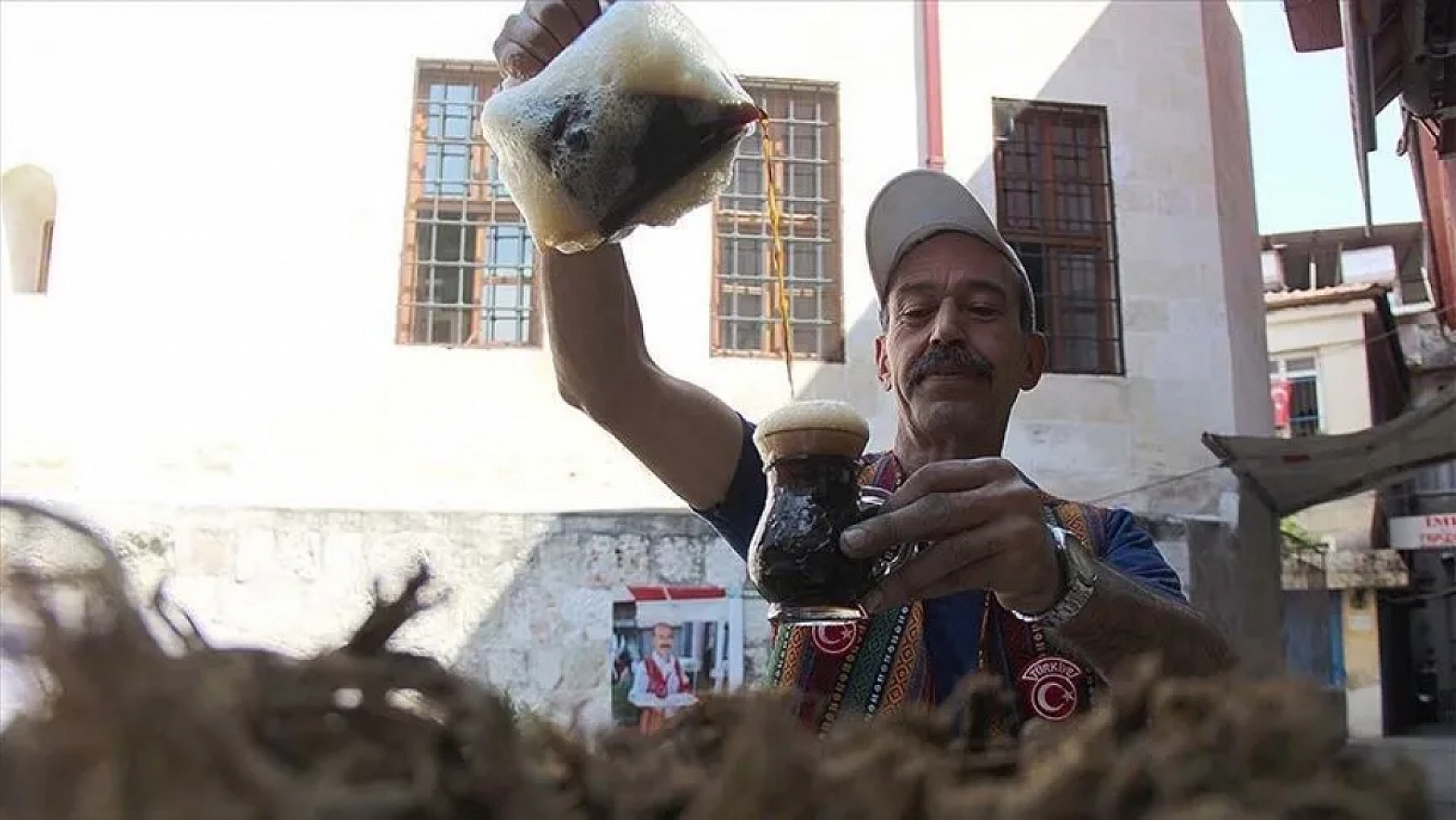 6 Şubat öncesi Malatya Yeni Cami önünde bardak bardak satılıyordu: Fırat'tan gelen 'Anadolu Kolası'