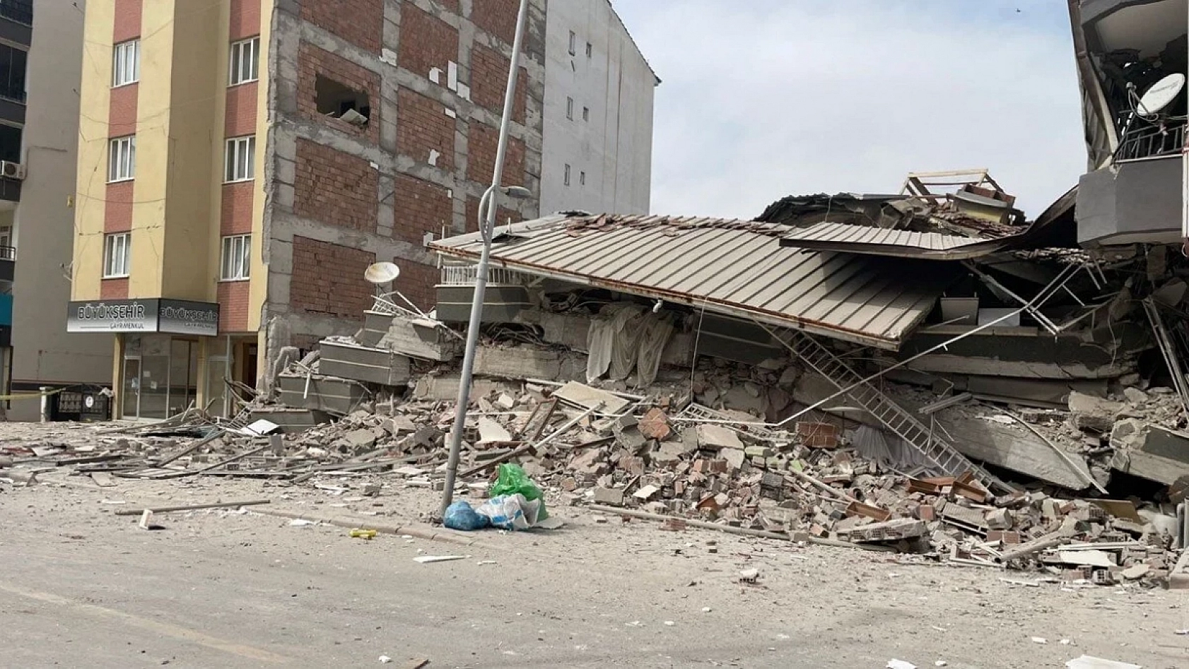 Uzman İsim Açıkladı!  '7'lik Deprem Senaryosuna İnanmayın!'